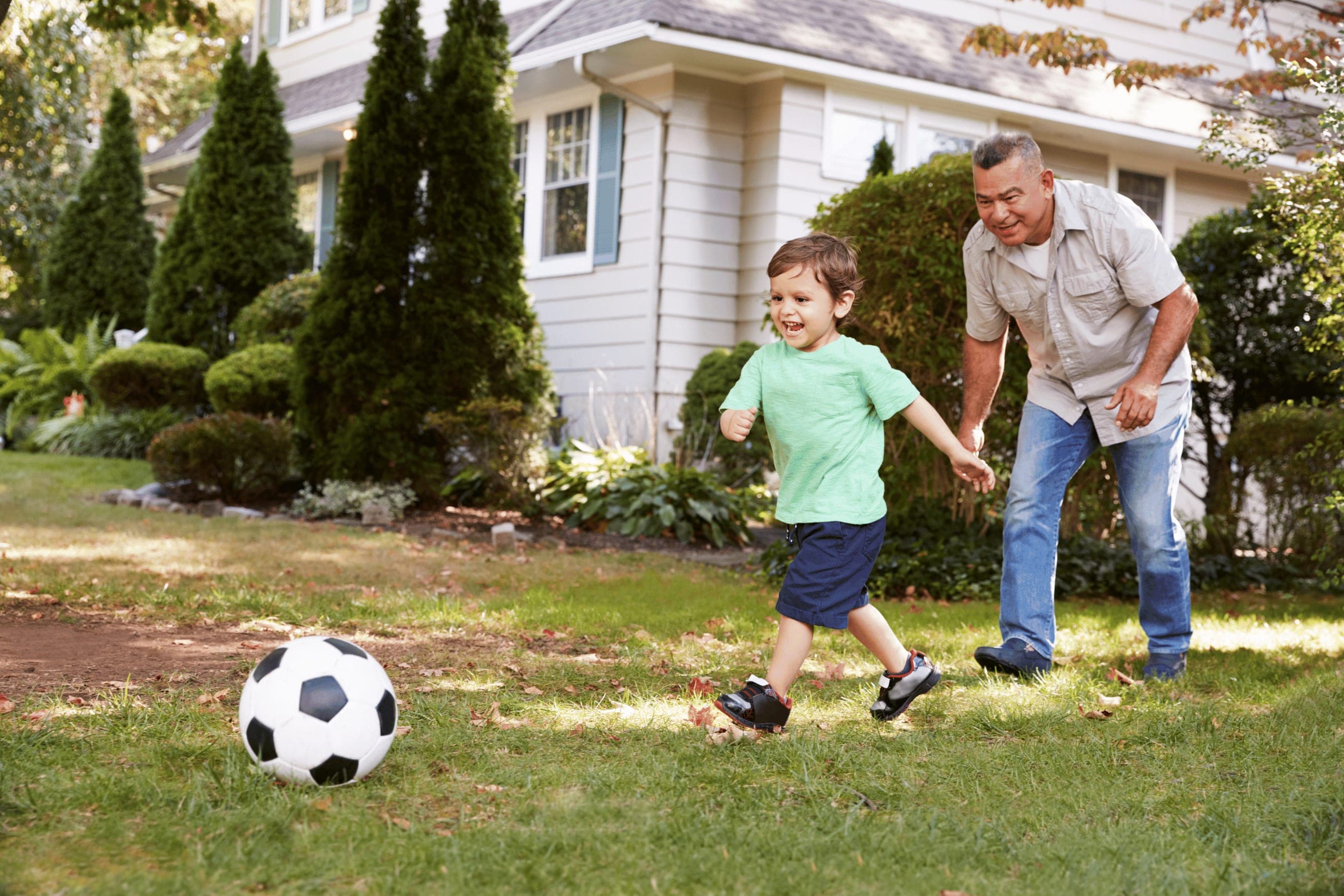 Una familia disfrutando el patio de su casa de Rentready Homes
